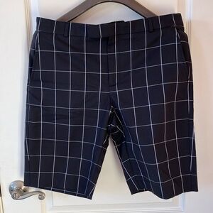 NWT women’s Banana Republic Bermuda shorts in black and white. Size 10.